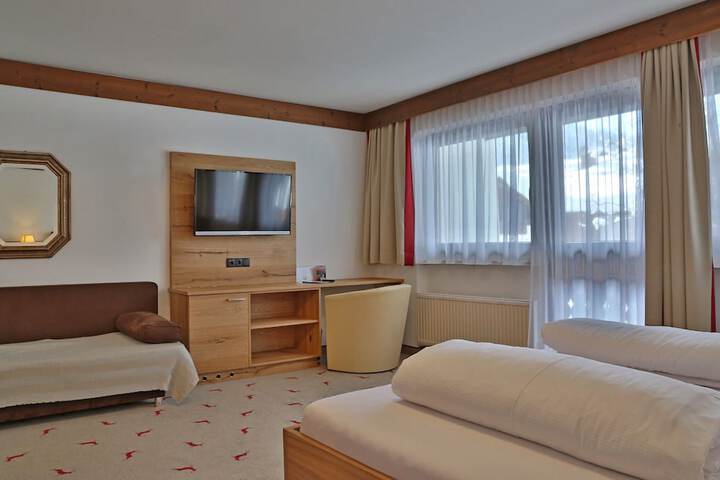 Room 13 of 33
