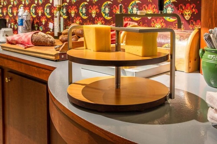 Dining 45 of 61