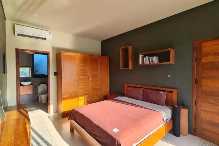 Room 2 of 8