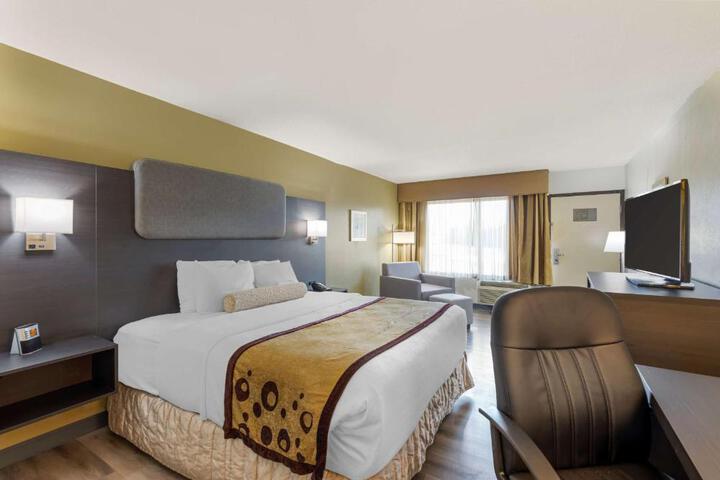 1 King Accessible Roll in Shower Exterior Entrance Microwave, Refrigerator WiFi Full Breakfast (13 of 22)