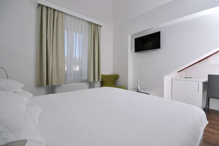 Room 46 of 132