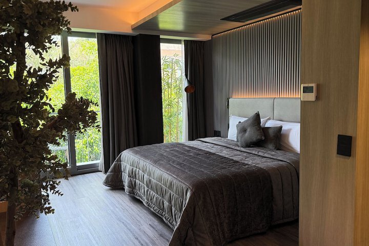 Room 33 of 64