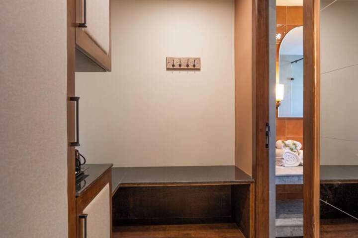 Room 32 of 53