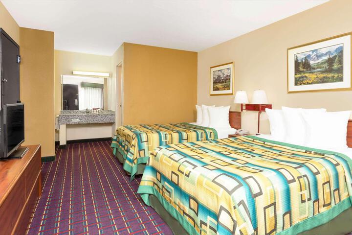 1 King Bed (10 of 14)
