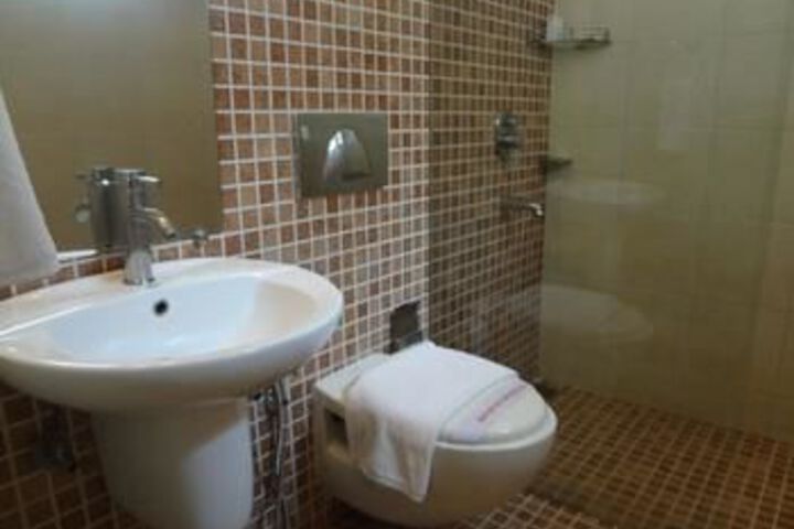Room 6 of 32