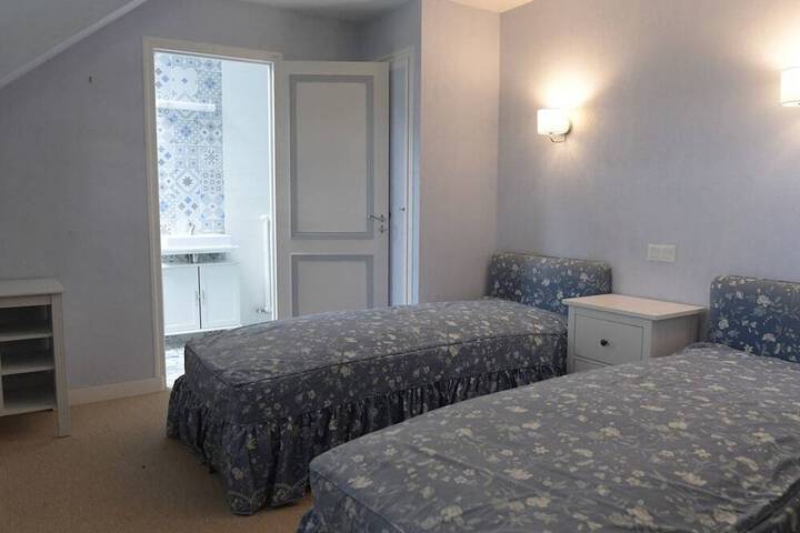 Room 2 of 8