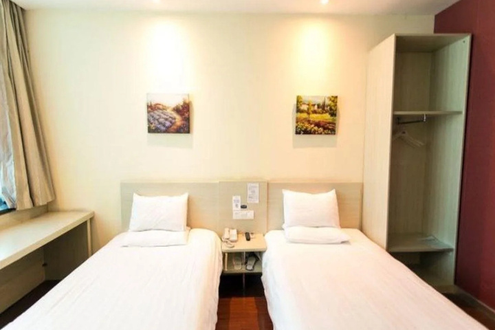 Room 7 of 14