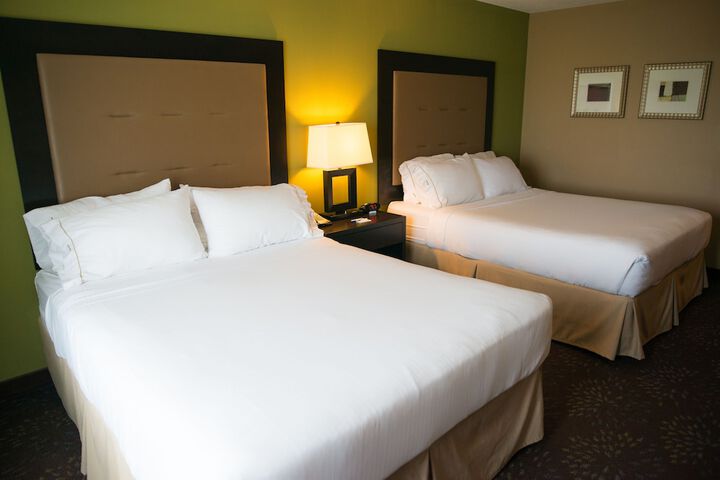 2 Queen Beds (12 of 14)
