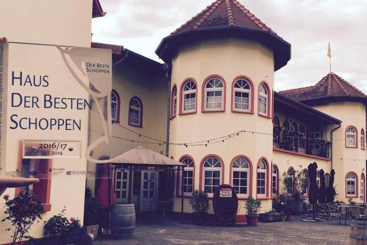 Weinschlößchen im Weingut Roos