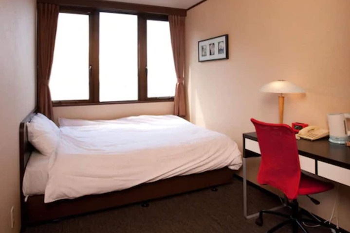 Room 15 of 33