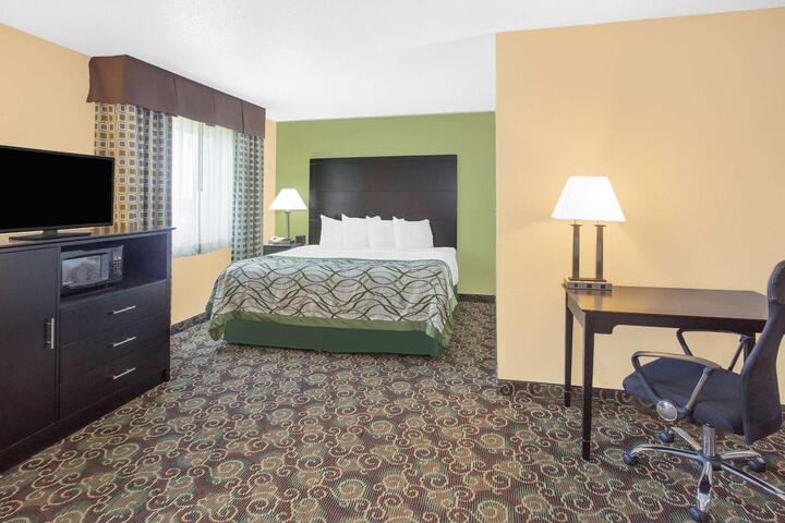 1 King Bed (2 of 22)
