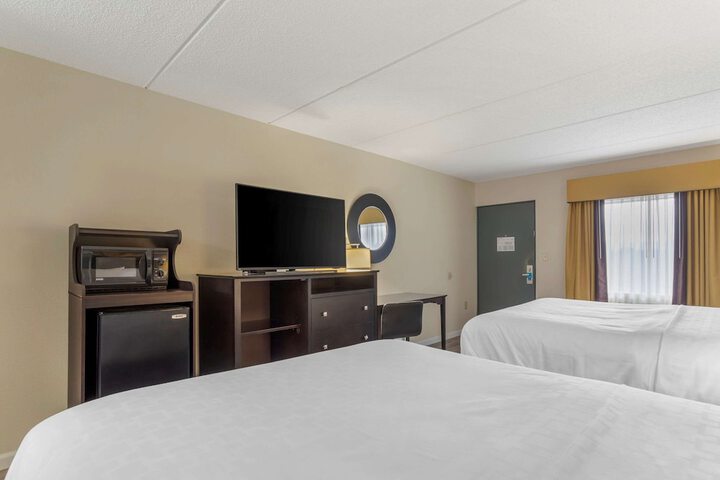 2 Queen Beds (2 of 12)