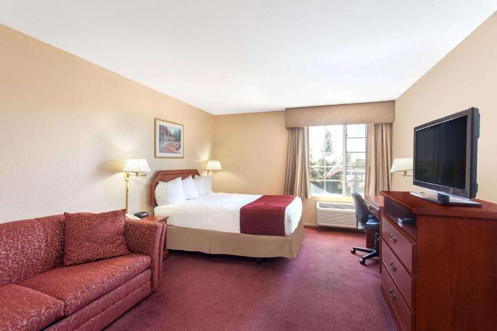 1 King Bed (1 of 8)