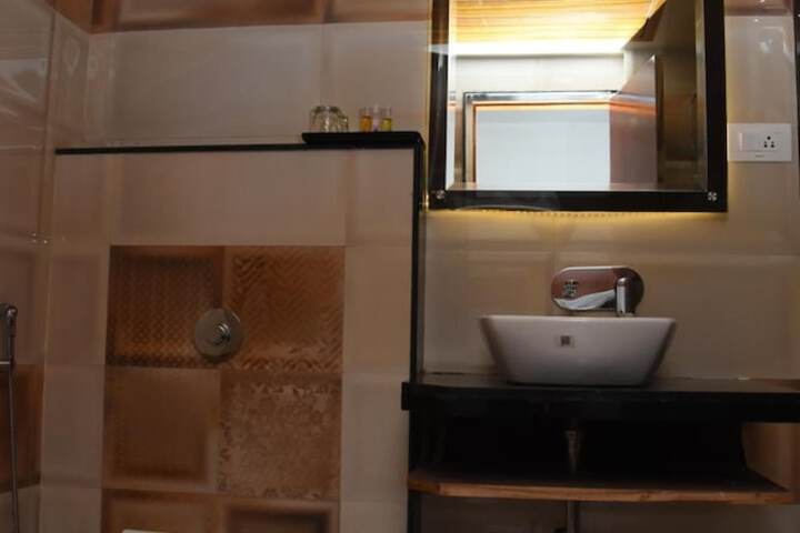 Room 27 of 46