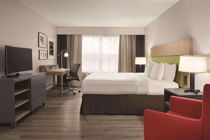 1 King Bed (16 of 25)