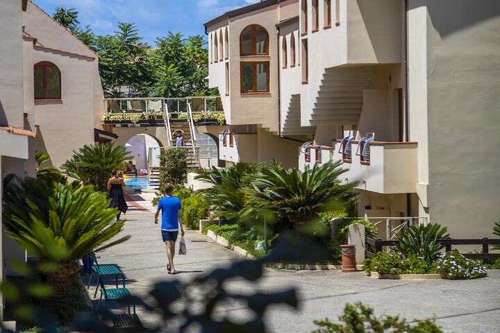 Hotel Exterior 70 of 71