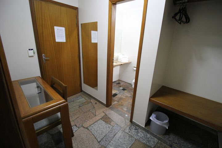 Room 42 of 183