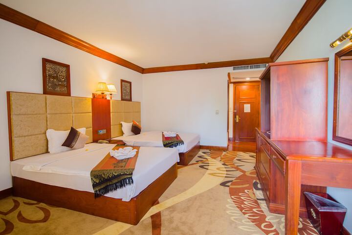 Room 9 of 32