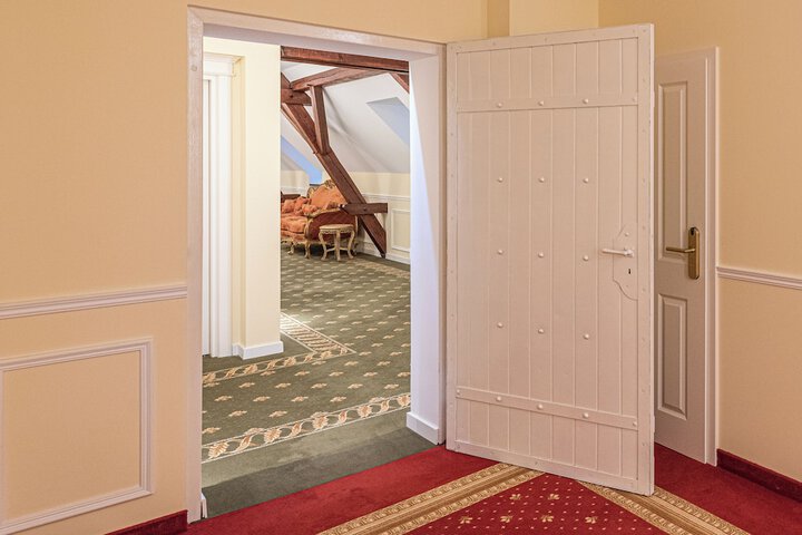 Room 8 of 62