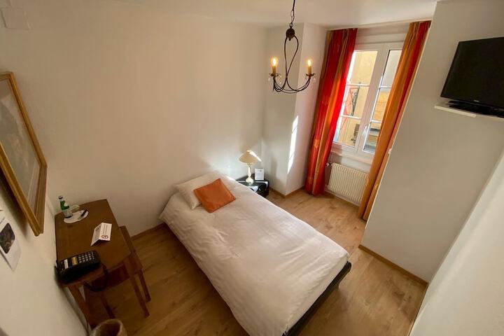 Room 17 of 46