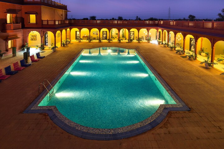Hotel Pool