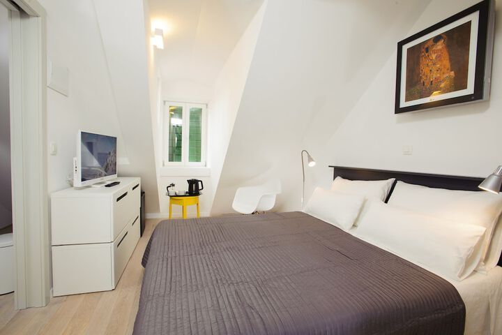 Room 10 of 32