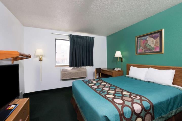 1 Queen Bed (12 of 13)