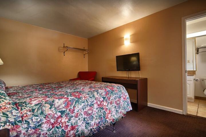Room 6 of 18