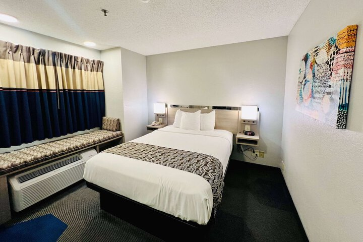 1 Queen Bed (4 of 35)
