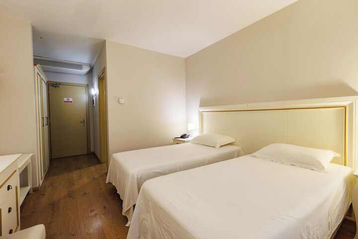 Room 7 of 14