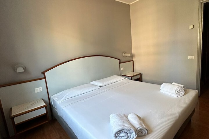 Room 11 of 33
