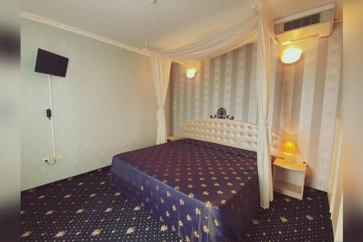 Room 6 of 32