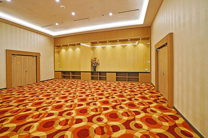 Ballroom/Hall 77 of 101