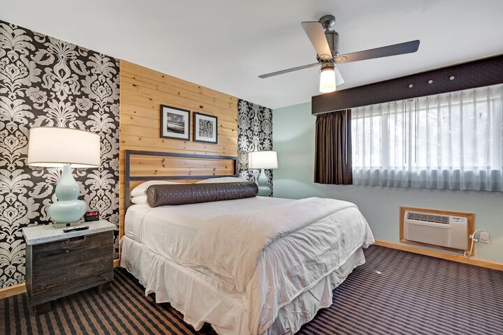 Deluxe King Bed (13 of 45)