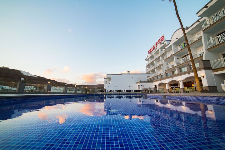 Hotel with Pool