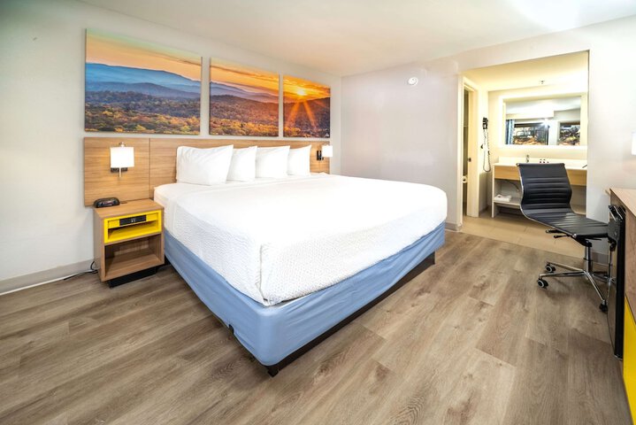 1 King Bed (3 of 13)