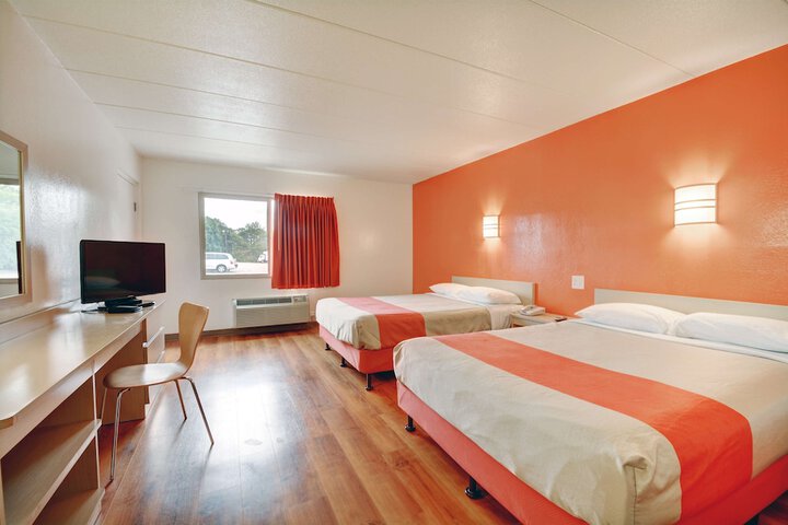 1 Queen Bed (3 of 16)