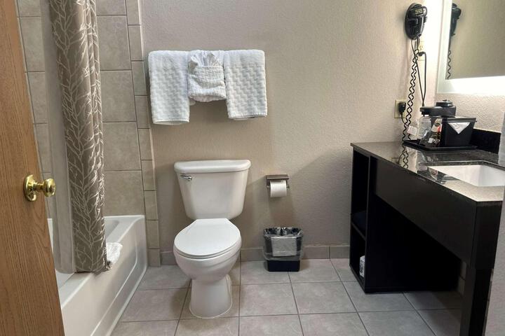 1 King Bed Microwave and Refrigerator WiFi Full Breakfast (11 of 26)
