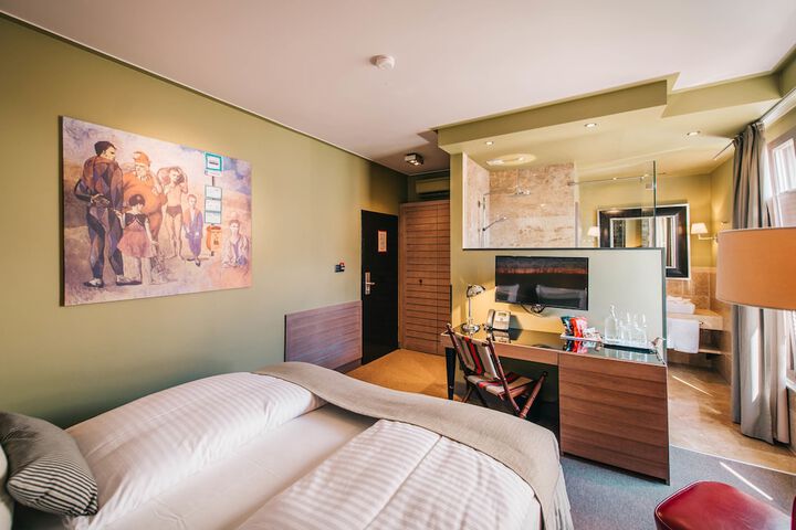 Room 71 of 104