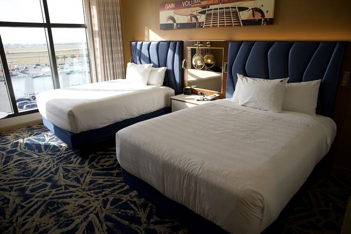 Deluxe 2 Queen Beds (3 of 5)