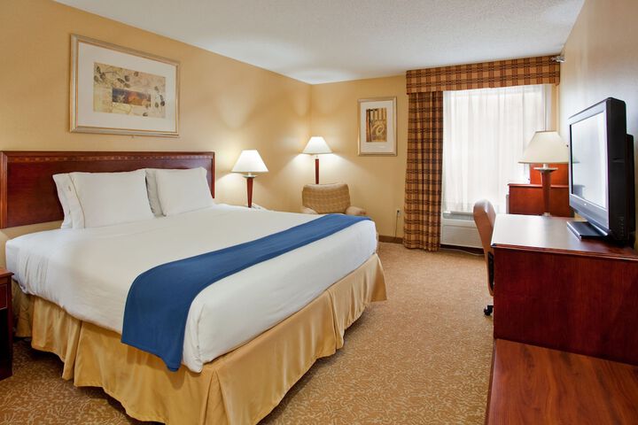 1 King Bed (1 of 19)