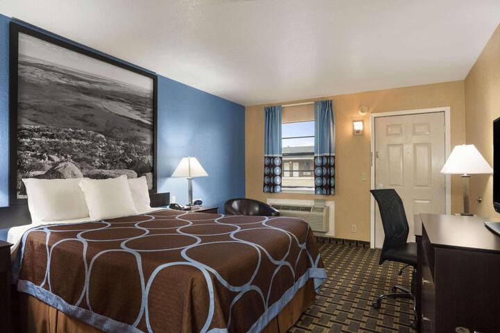 1 Queen Bed (4 of 9)