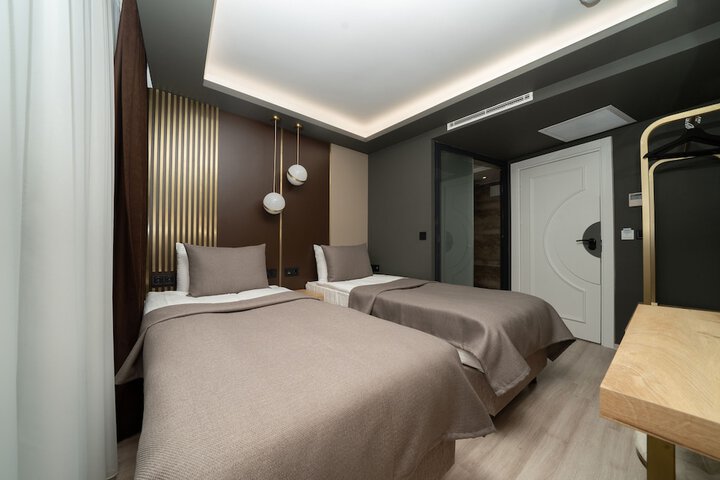 Room 10 of 38