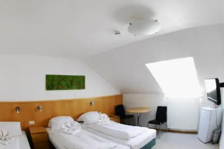 Room 4 of 9