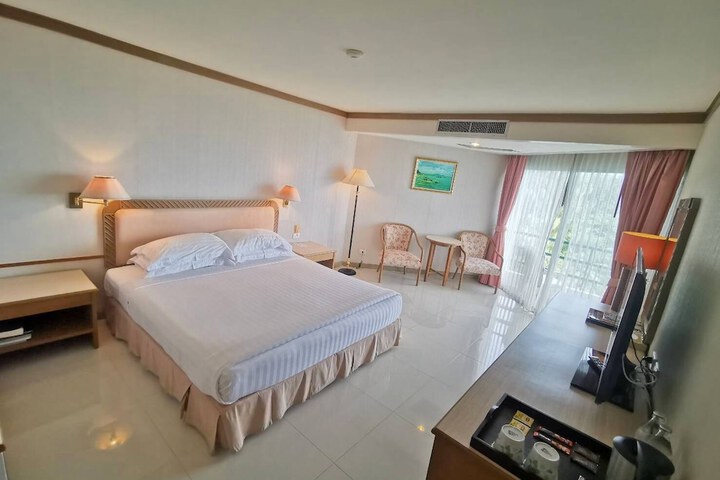 Room 3 of 37