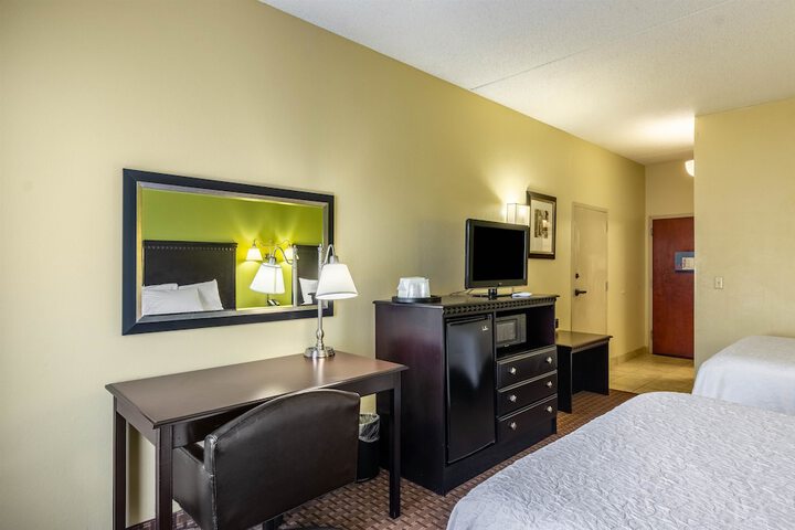 1 Queen Bed (3 of 8)