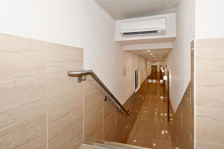Ballroom/Hall 18 of 28