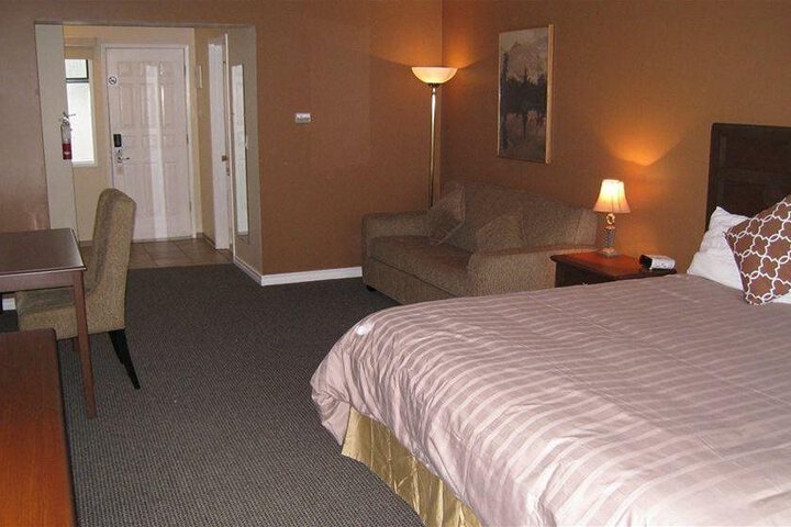 LAKE CITY INN & SUITES