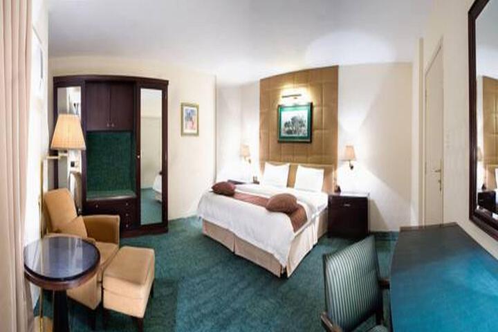 Room 4 of 6
