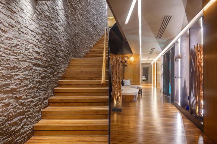 Entrance & Lobby